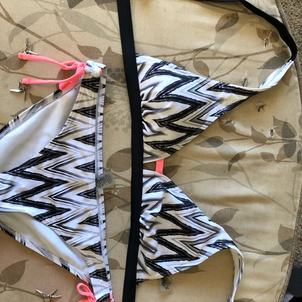 Bikini - Picture 3 of 4